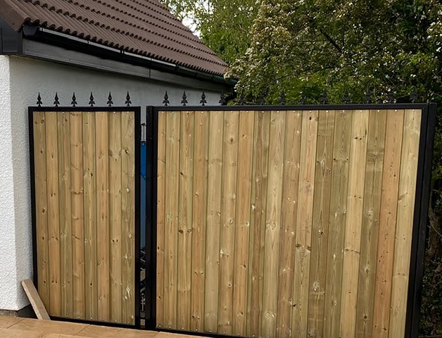 Bespoke-Gate-and-Two-fixed-panels-2