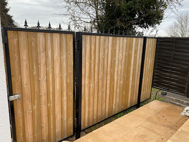 Bespoke-Gate-and-Two-fixed-panels